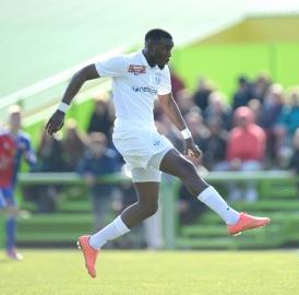 Fussball: Stürmer für FCW