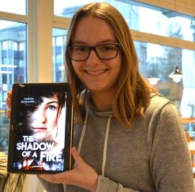Auf Handy ein Buch geschrieben