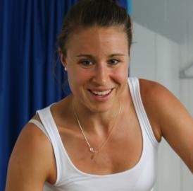 Volleyballerin massiert Fussballer