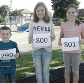 Die 800. Schülerin begrüsst 