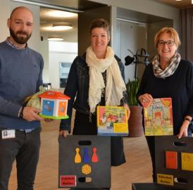 Integra mit Büchern und Spielzeugen