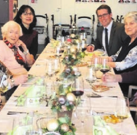 Essen mit den Seniorinnen