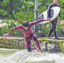 Action am River Surf Jam