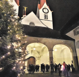 Anstossen vor der Klosterkirche