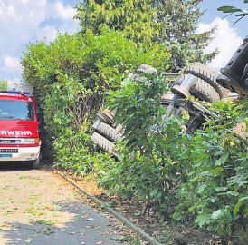 Gleisbagger kippte Abhang hinunter