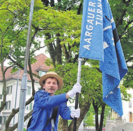 Mit wehender Fahne