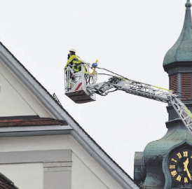Kirchendach wurde fast vom Winde verweht