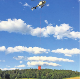 Heli half beim Löschen