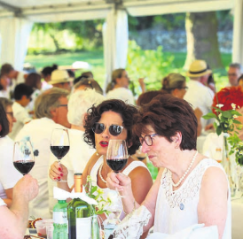 Picknick in Weiss auf dem Bauernhof