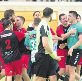 Im Derby fliegen die Fetzen