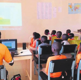 Die Schüler in Afrika fördern