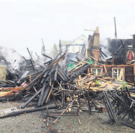 Holzscheune in Vollbrand