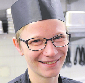 Kochlöffel und Ball im Griff