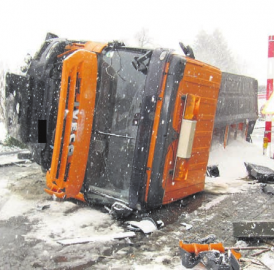 Salzstreuwagen kippt nach Kollision auf die Seite