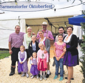 Lederhosen und Dirndl im Dorf