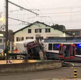 Lastwagen in Zug geprallt
