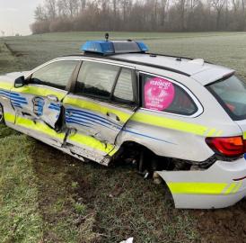 In Polizeiauto gerutscht