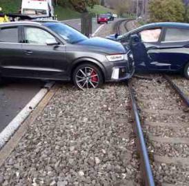 Autos landeten auf Bahngleis
