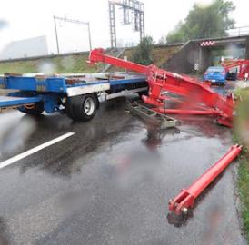 Mit Ladung gegen Brücke geprallt