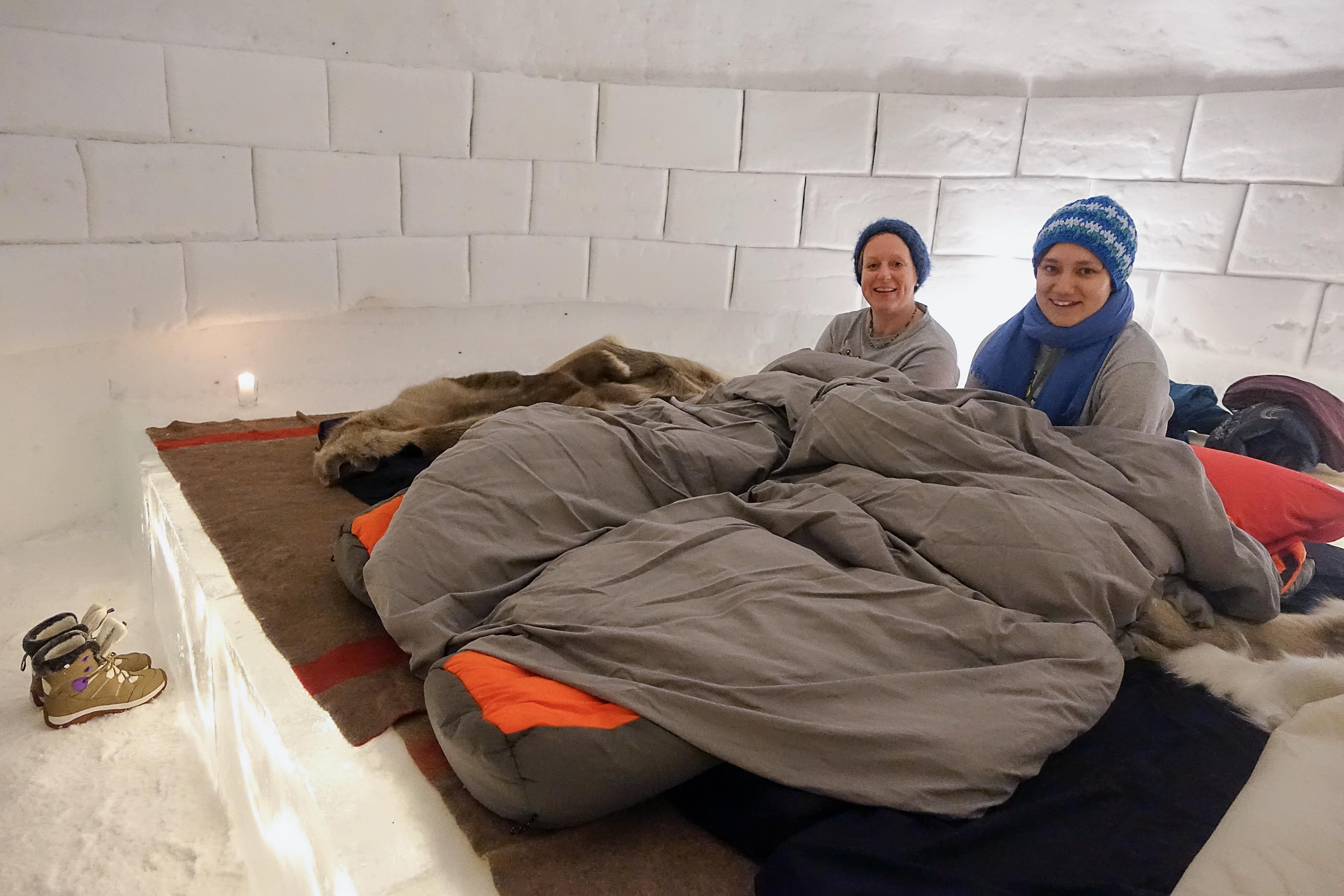 Mit warmen Füssen und kalter Nase im Iglu