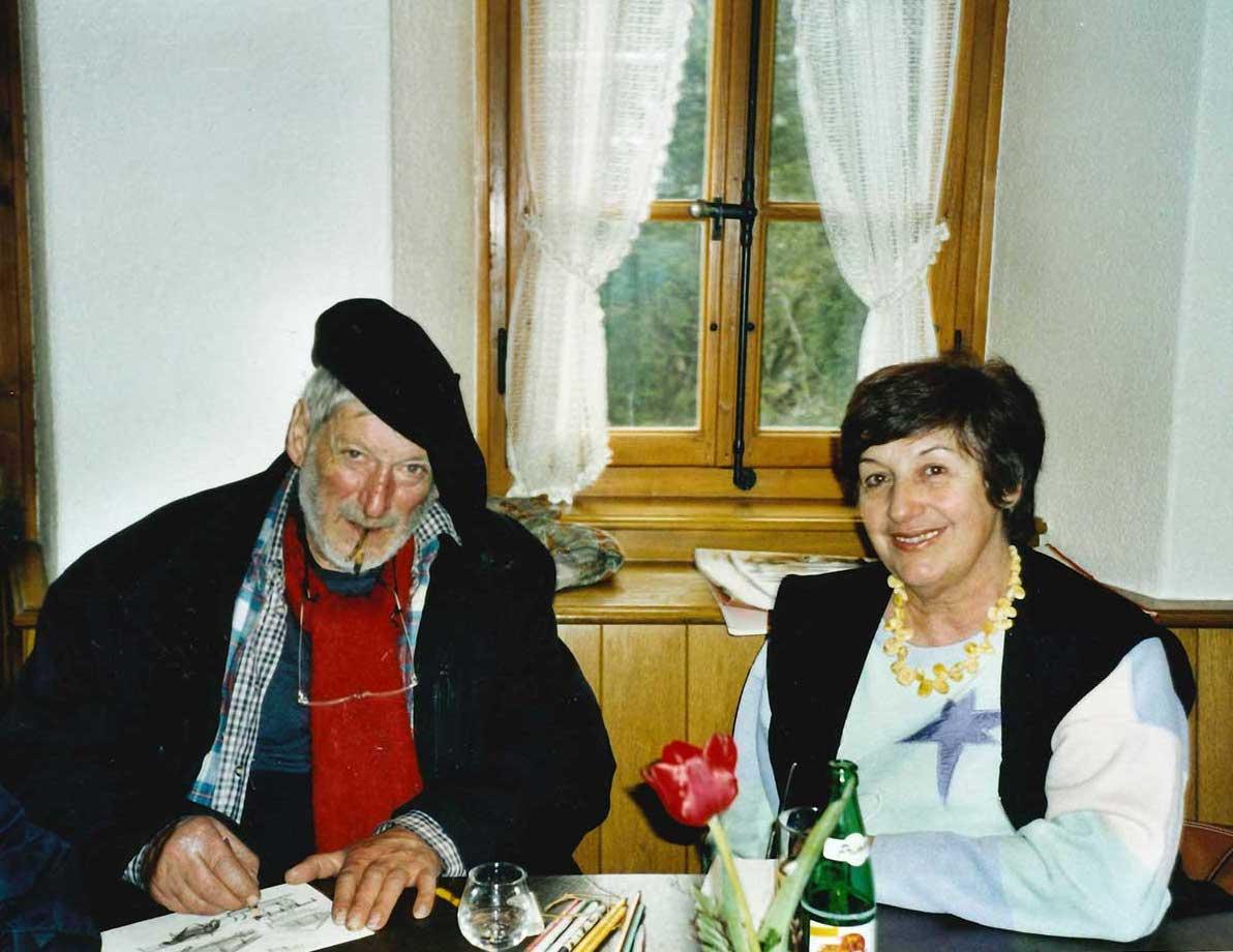 Jean-Louis Gétaz with Lucienne, the widow of painter and writer Netton Bosson, at his last exhibition at the Galerie Antika in Grandvillard on 17 February 2002. 