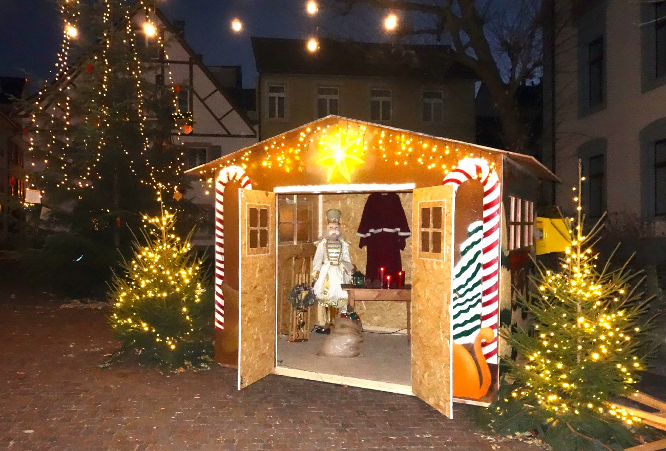 Lebkuchenhaus und Schneehügel für das Weihnachtsstädtchen