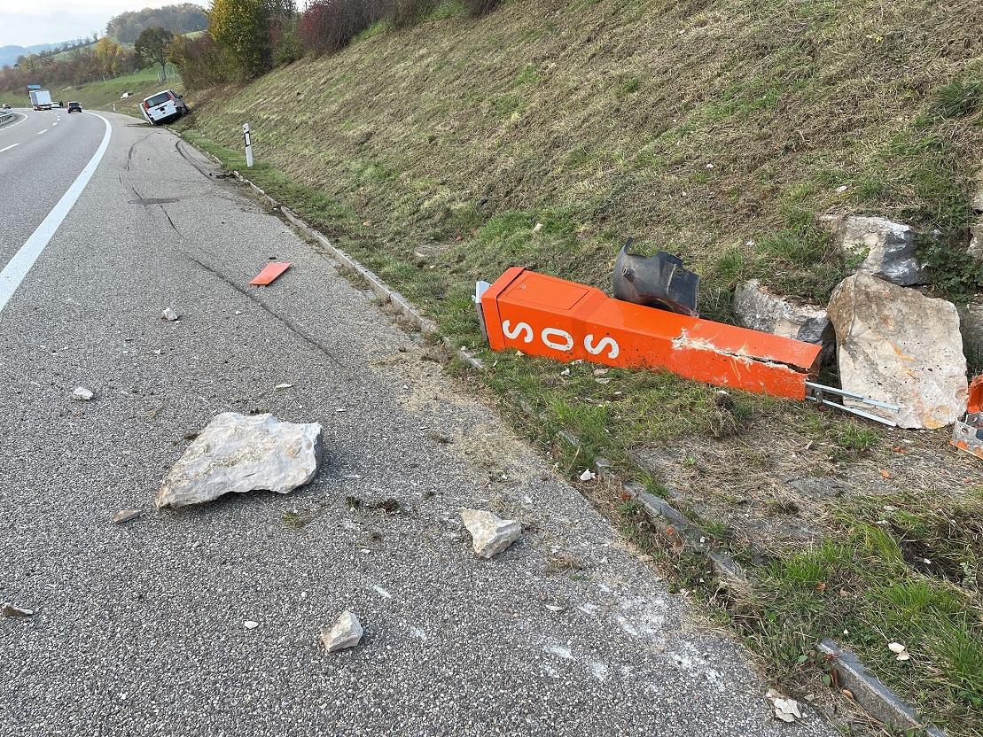 Effingen: Kollision mit einer Notrufsäule