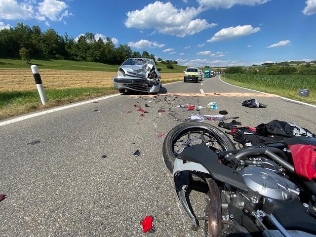 Motorradfahrer bei Frontalkollision schwer verletzt