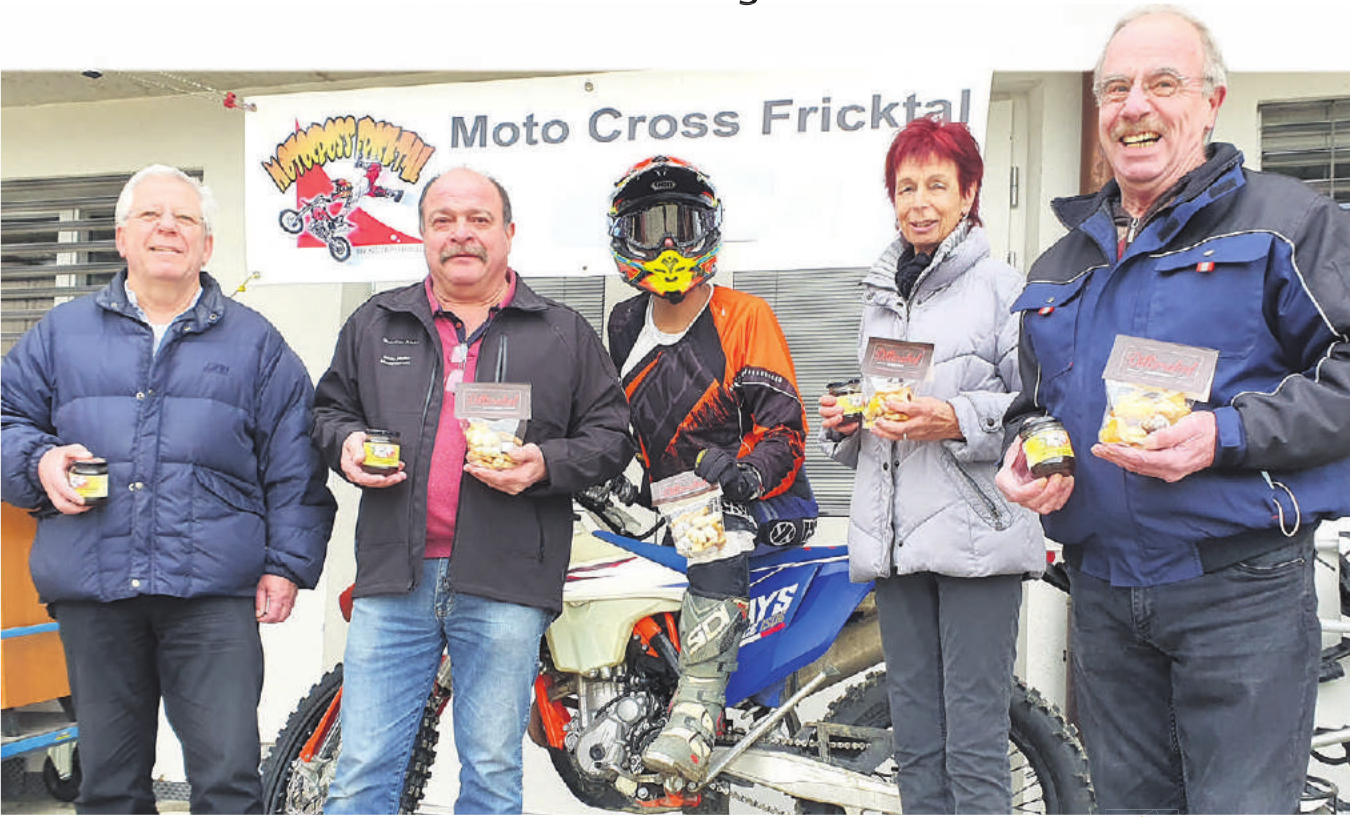 Vertreter des Vereines Motocross Fricktal, die beiden Imker und das Mittagtisch-Team. Foto: zVG
