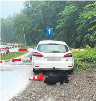 Auto kollidiert mit Baustellenabschrankung