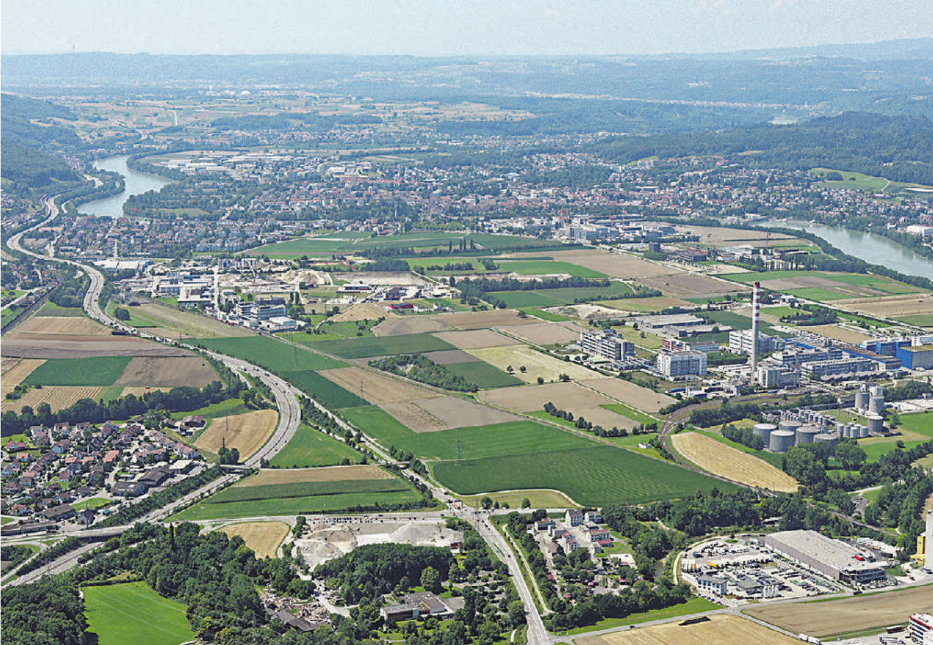 Der Entwicklungsschwerpunkt Sisslerfeld wird von den Gemeinden Eiken, Münchwilen, Sisseln und Stein eingerahmt. Hier befindet sich die mit rund 85 Hektaren grösste unbebaute Landreserve für Arbeitsflächen im Kanton Aargau. Foto: zVg