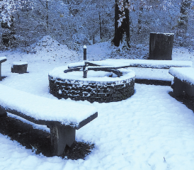 Die herrlich verschneite Feuerstelle Spitzgraben in Zuzgen, gesehen am frühen Sonntagmorgen.
