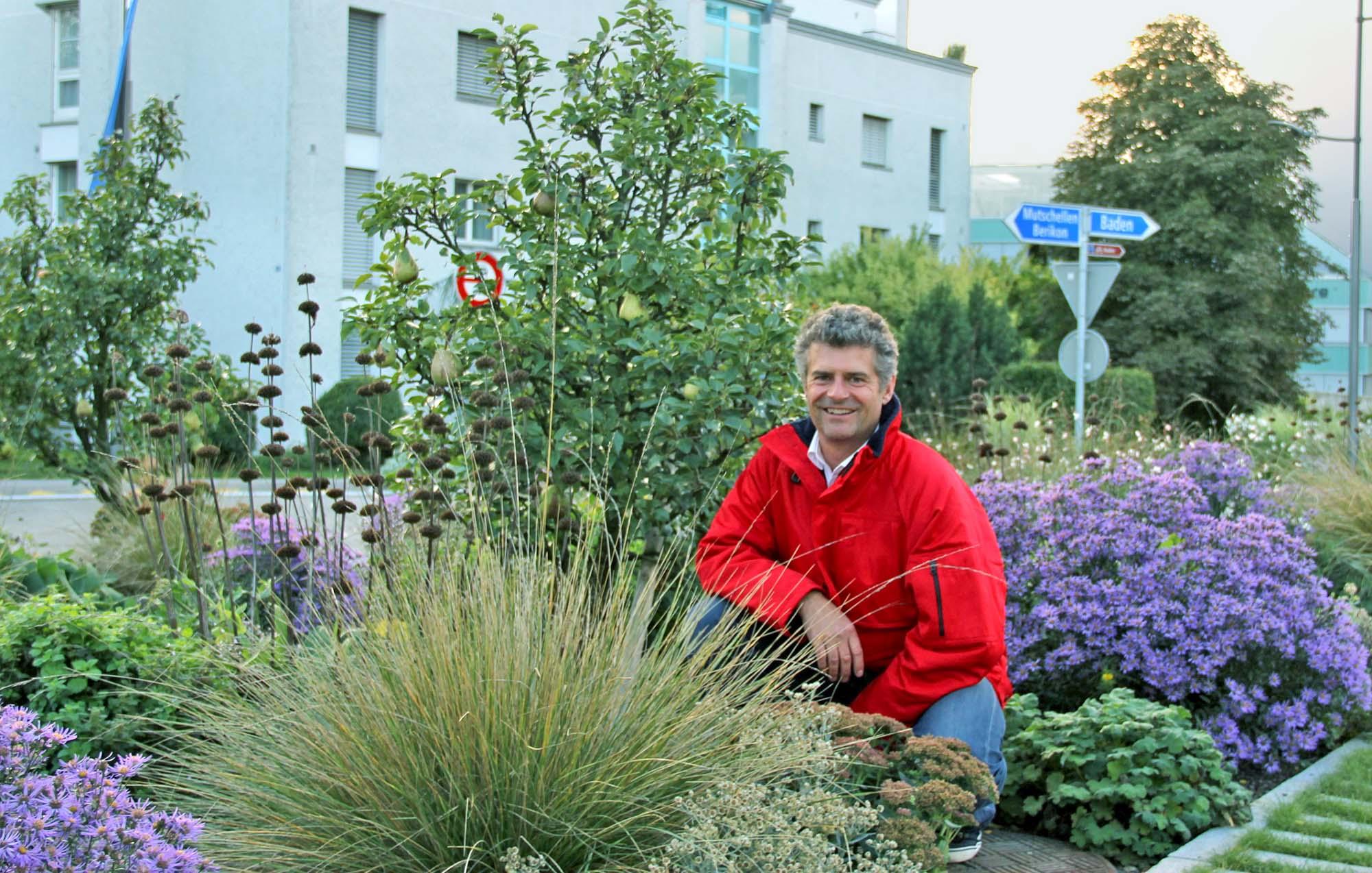 Tote Fläche in Blüteninsel verwandelt