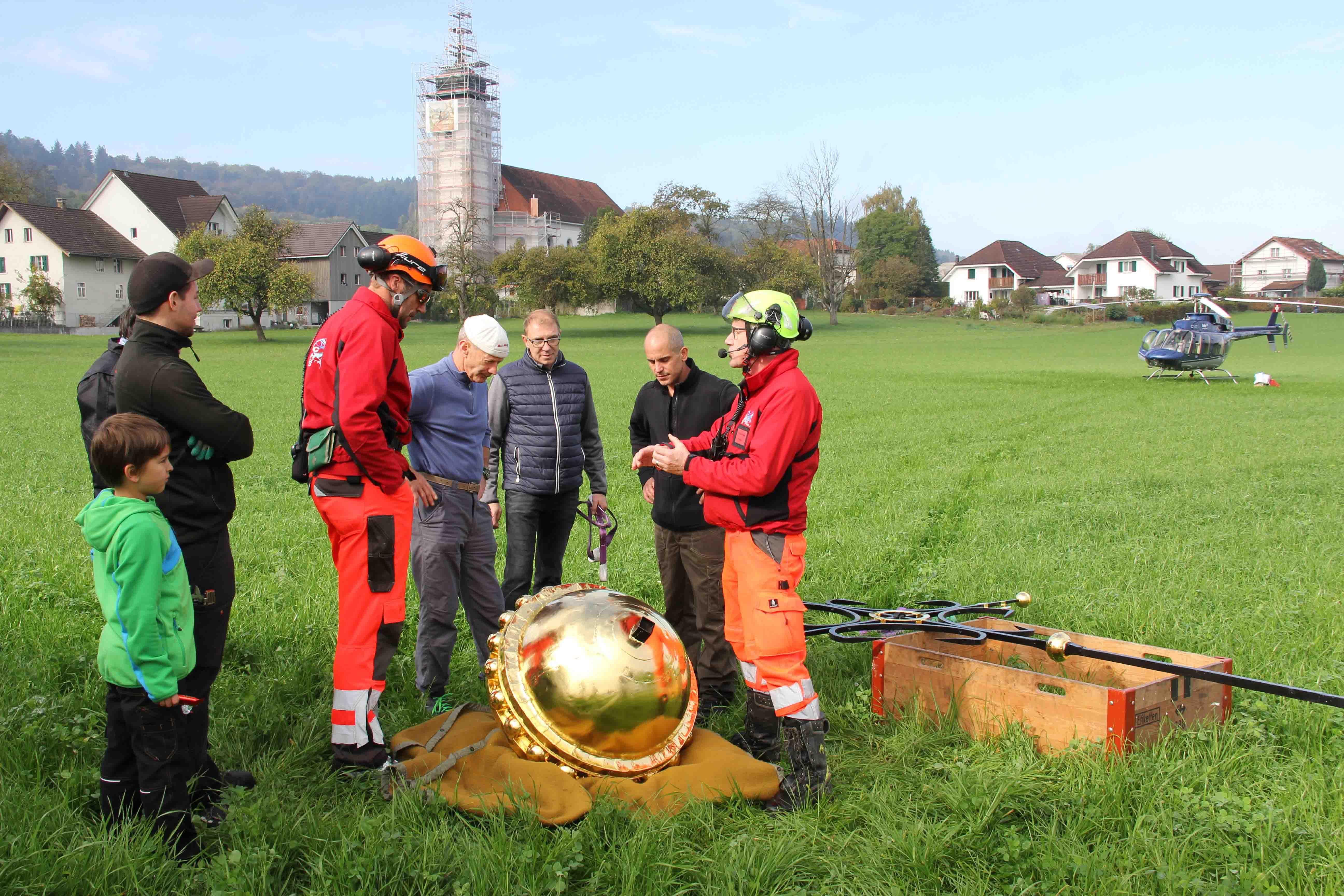 Ein Halleluja von Zuschauern für Kugel und Kreuz