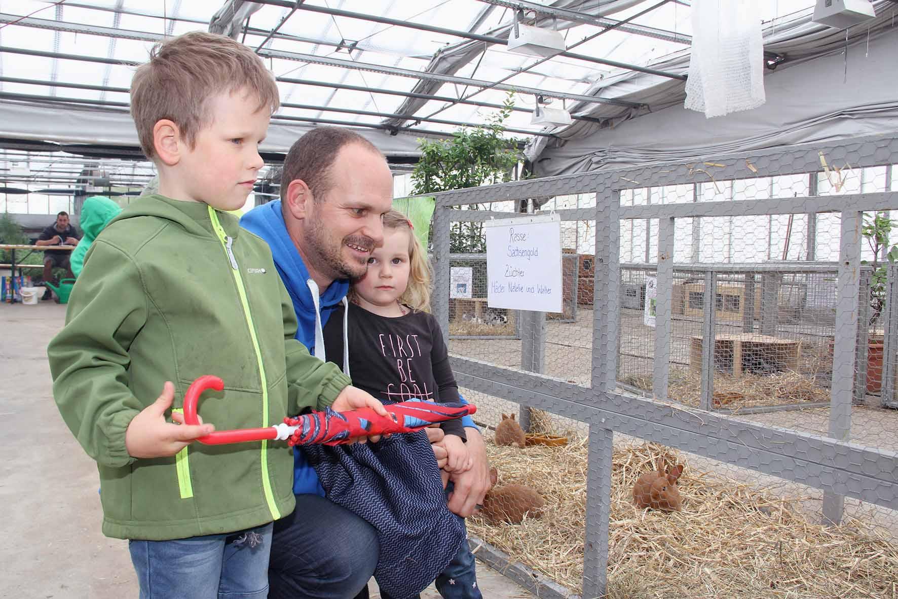 Häsli und Bibeli erfreuen die Kinder