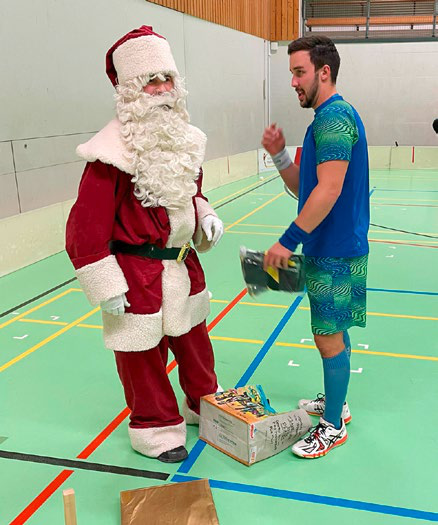 Samichlaus bringt die neuen Trikots