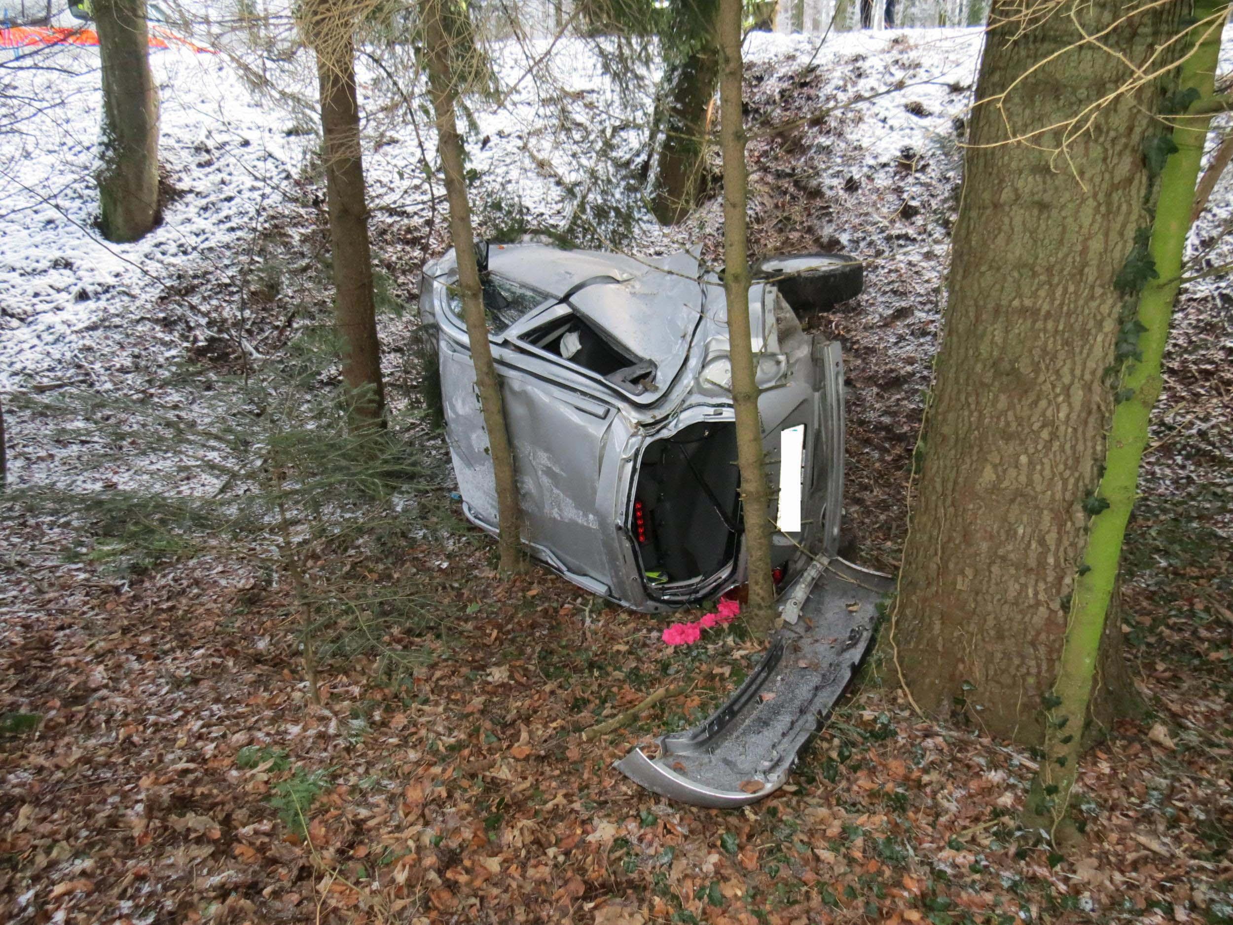 Junge Autolenkerin verunfallt schwer