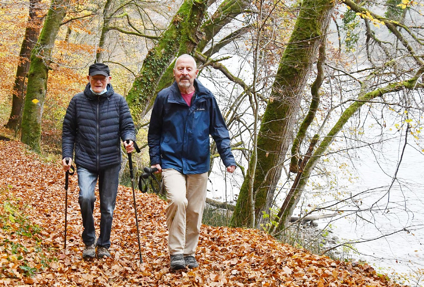 Zwei Wanderleiter wandern langsamer