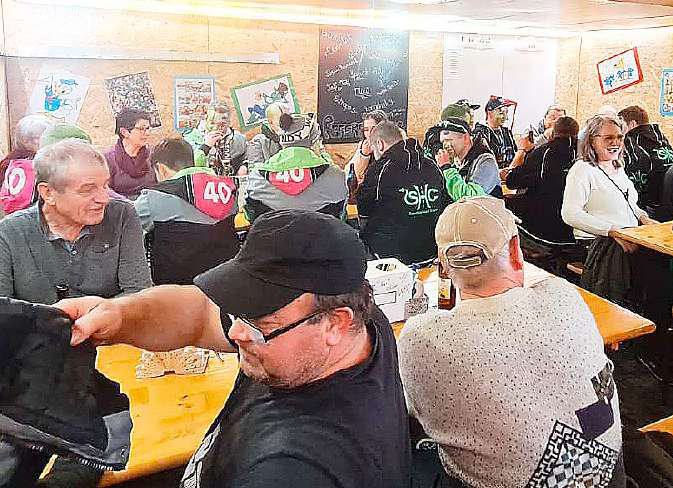 Besuch im Dorf mit der speziellen Beiz