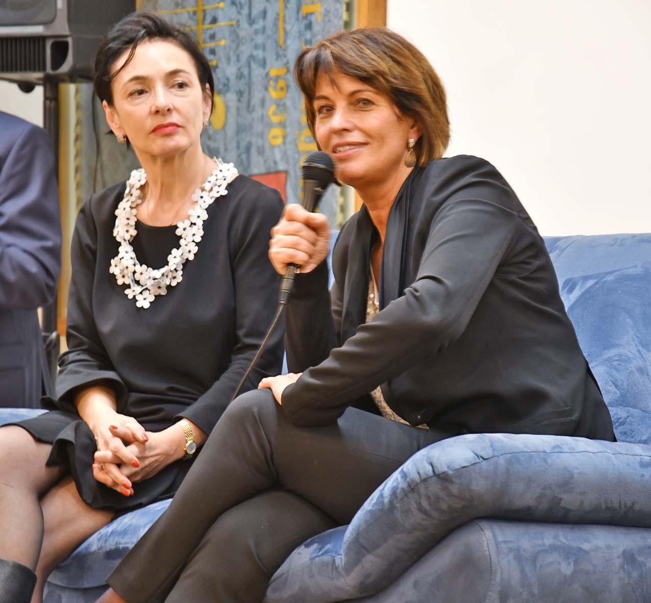 Auf dem Sofa plaudern mit der Bundesrätin