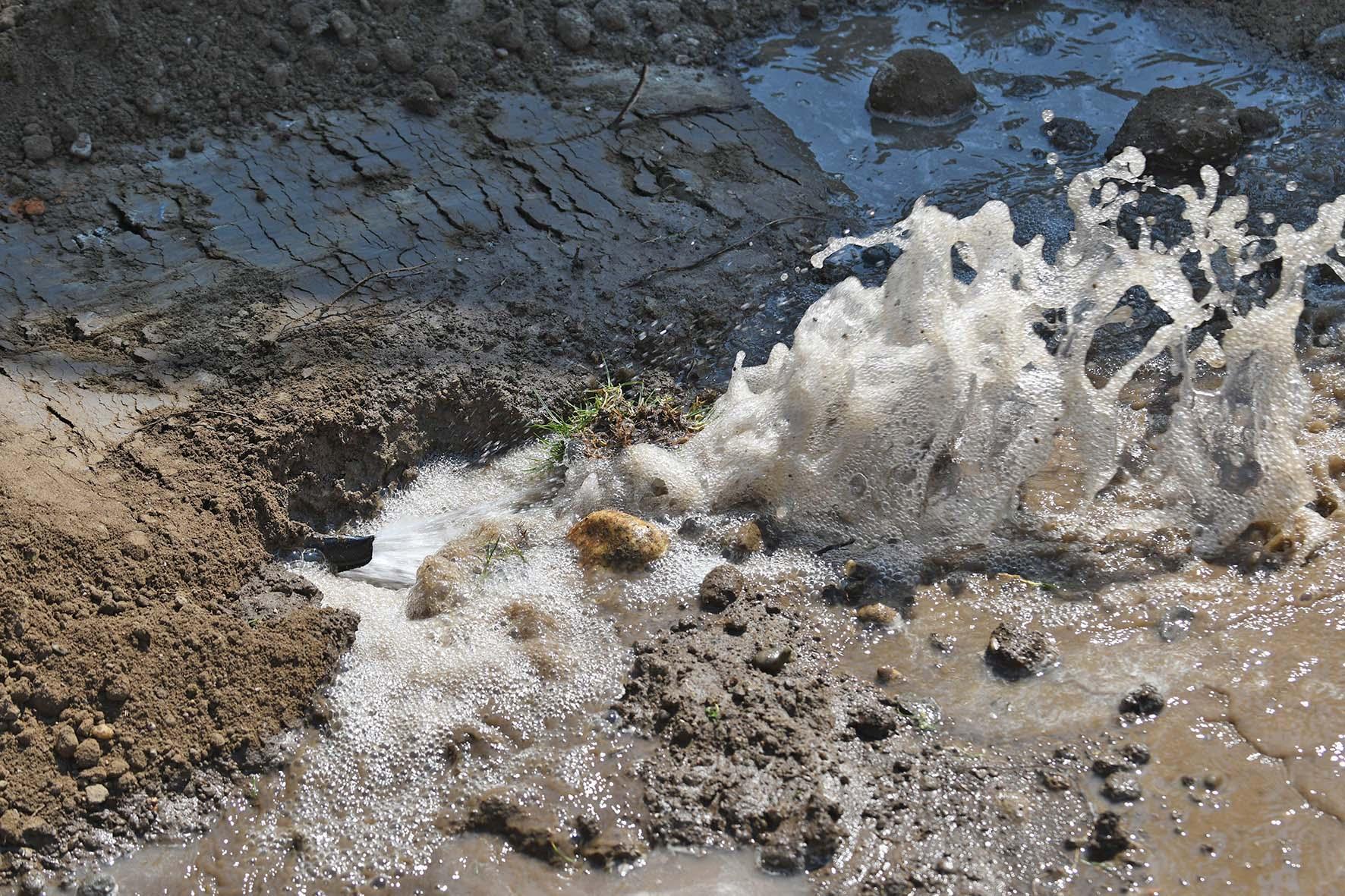 Neues FCM-Klubhaus: Bagger gräbt – Wasser sprudelt