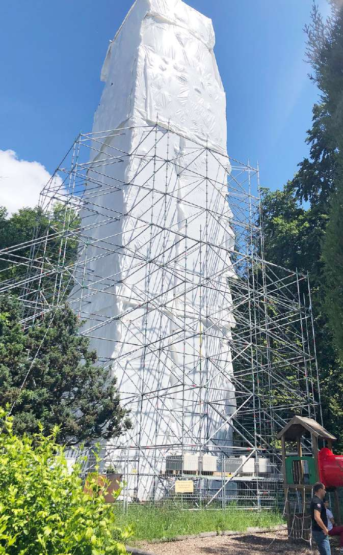 Maiengrünturm ist eingepackt