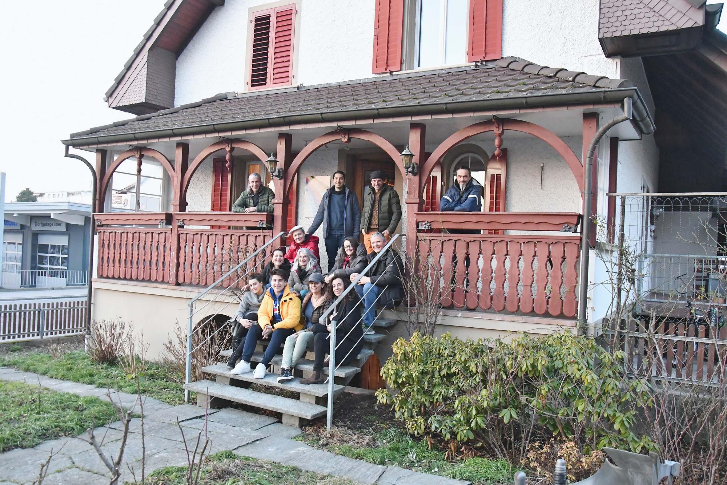 Anklopfen im Haus von Freunden