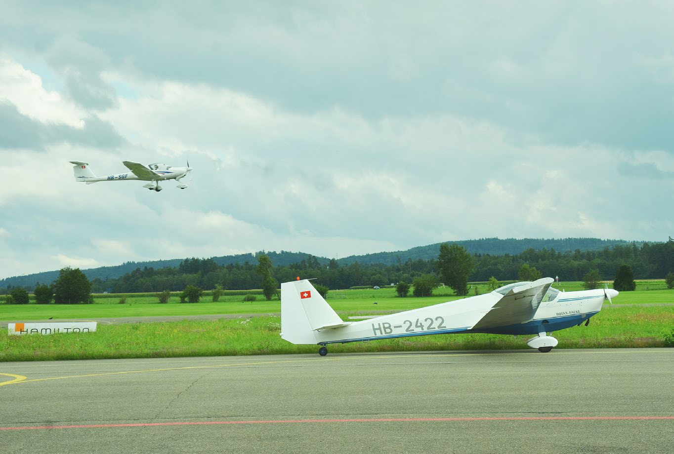 Dunkle Wolken über dem Flugplatz