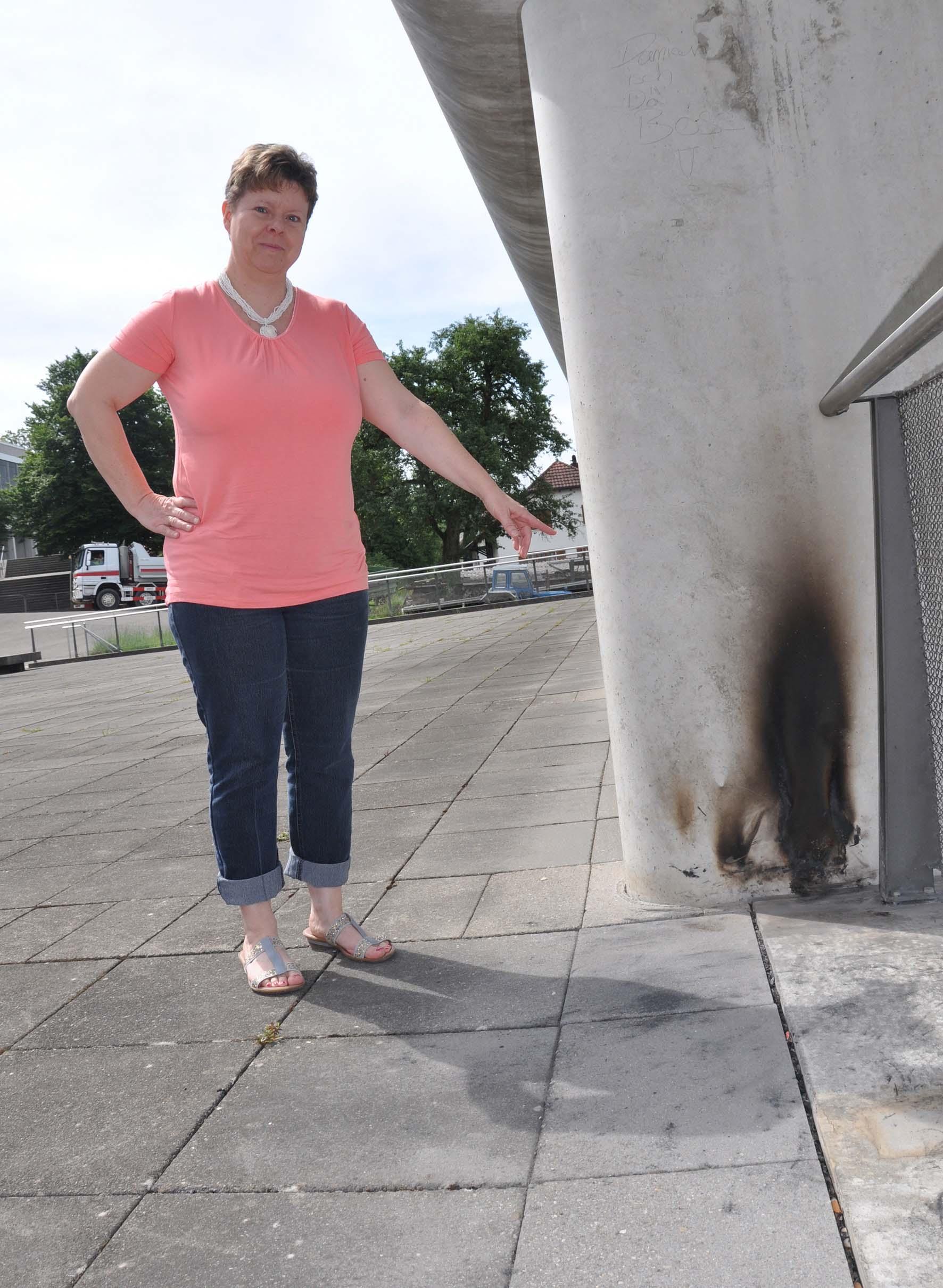 Abfall auf den Strassen und ein Feuer