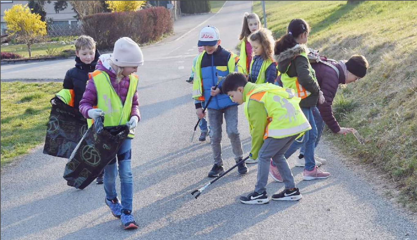 Primarschulkinder schaffen Güsel weg