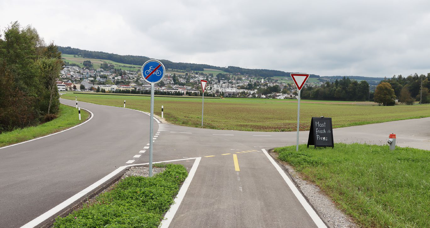 Fussgänger laufen auf der Strasse weiter