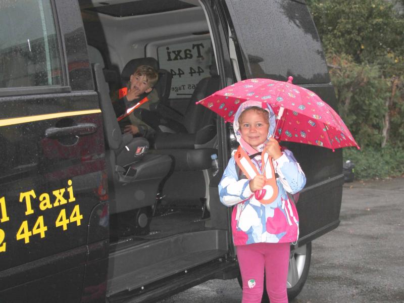 Jetzt geht es per Taxi in den Kindergarten