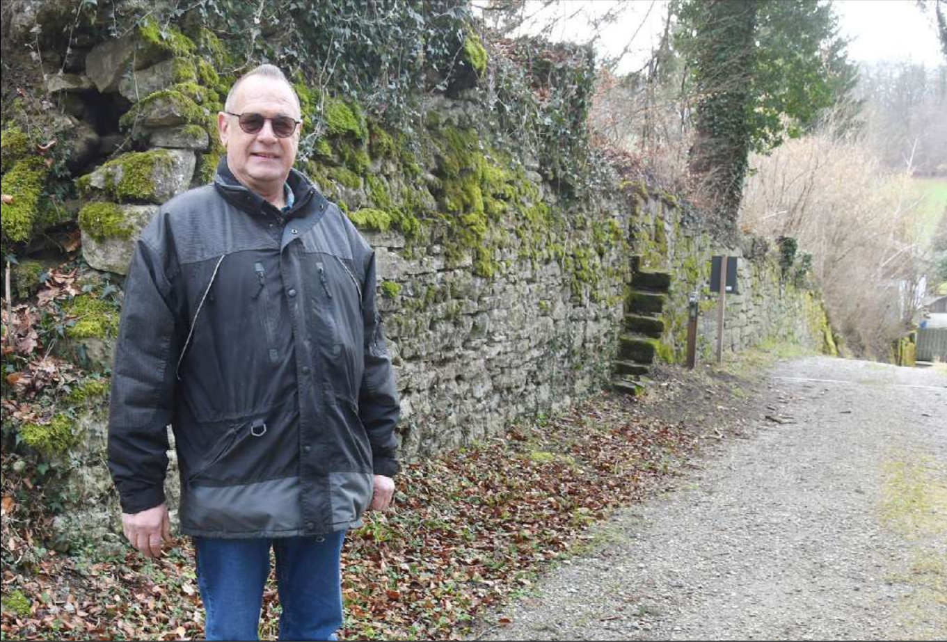 Eine Mauer mit Bauch, die abbröckelt