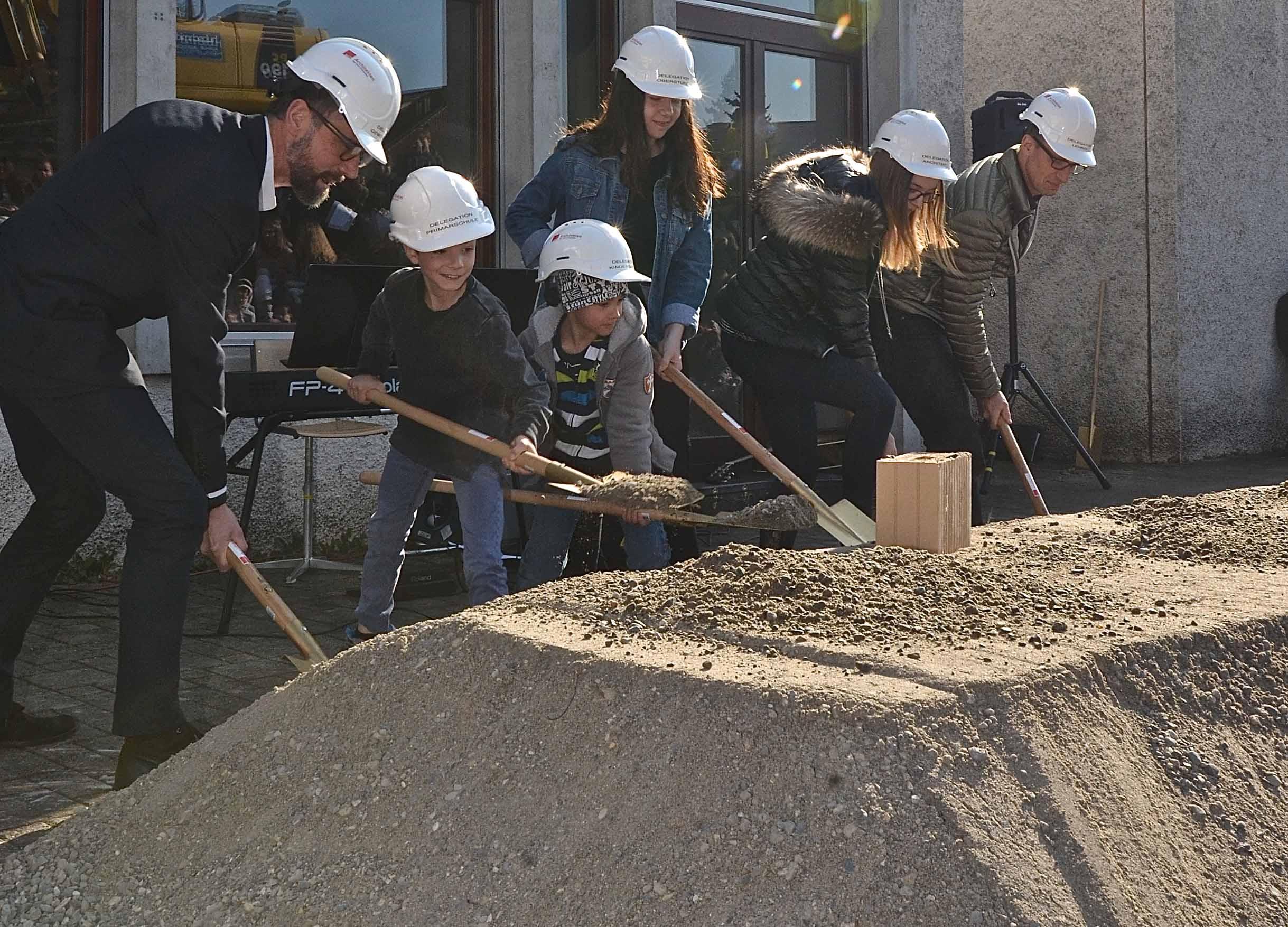 Spatenstich: Schüler hatten Vortritt